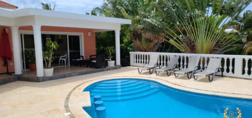 Piscina con bar dentro